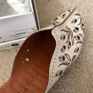 NEW IN BOX - LASER CUT WEDGED CLOG, SZ 9-1/2